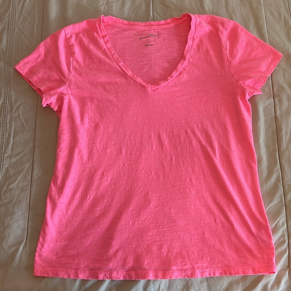 Universal thread neon pink V-neck T-shirt